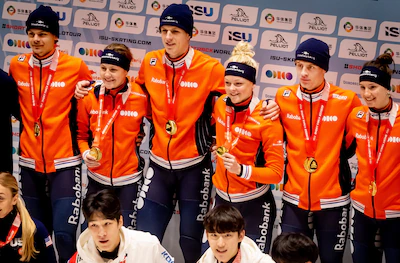 2025-11-30-13-56-28-dordrecht-de-nederlandse-shorttrackers-tijdens-de-medaille-uitreiking-voor-de-fi.webp