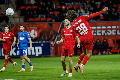 2025-11-30-17-19-31-enschede-bart-van-rooij-of-fc-twente-m-kopt-bal-vanaf-een-buitenspelpositie-in-t.webp