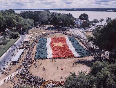 25-november-1975-luchtfoto-van-een-feestterrein-in-paramaribo-tijdens-de-onafhankelijkheidsfeesten-v.avif