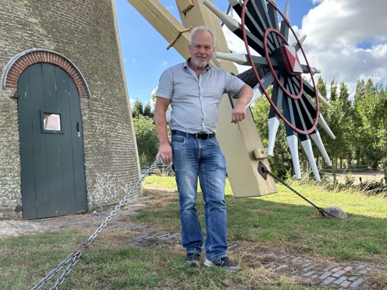 Bestuurslid-Harry-Grimberg-bij-molen-Simonia-in-Piershil-scaled.jpeg