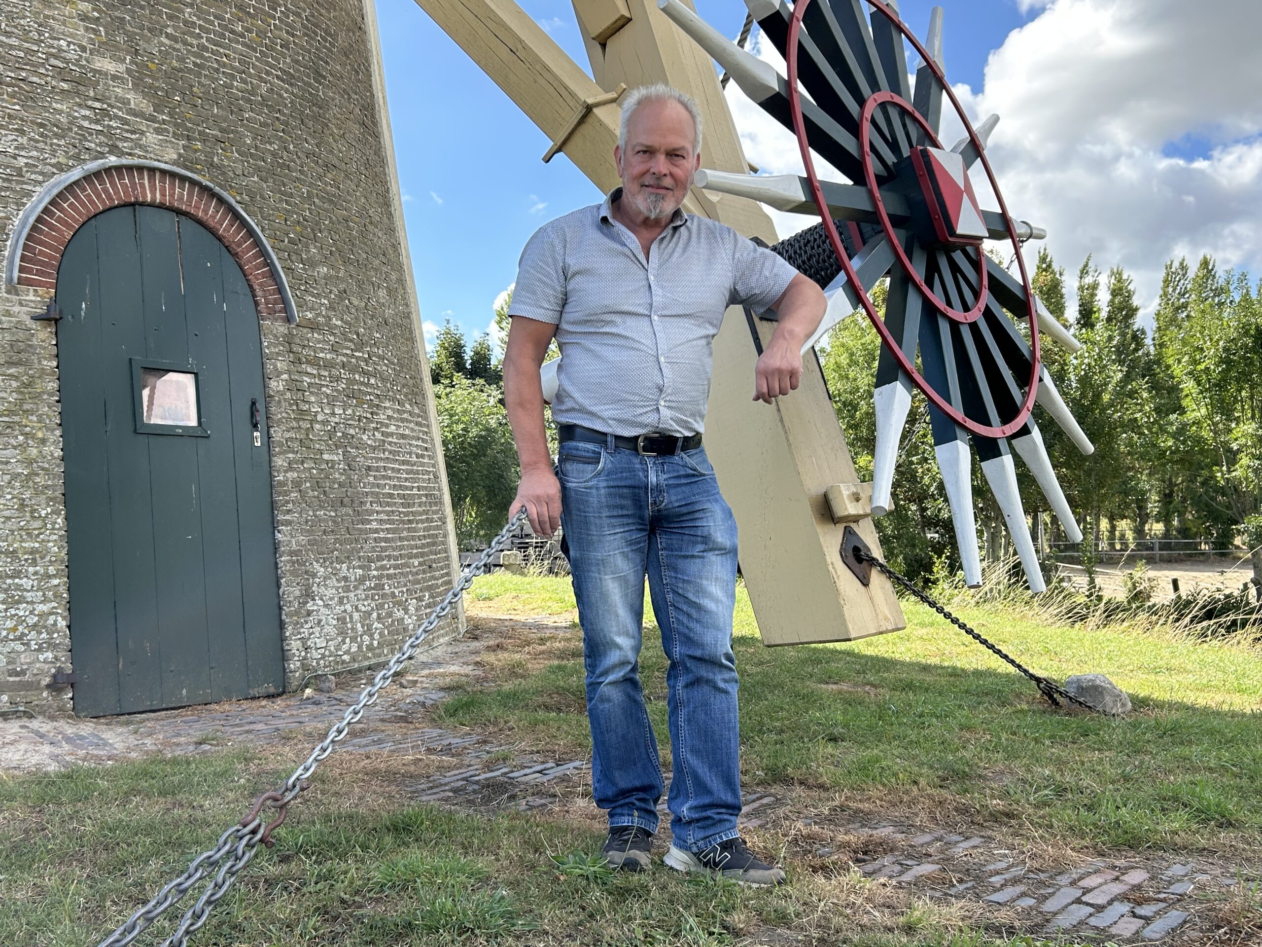 Bestuurslid-Harry-Grimberg-bij-molen-Simonia-in-Piershil-scaled.jpeg