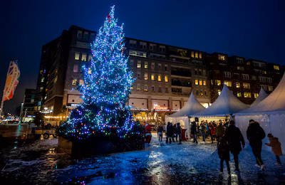 aansteken-aanzetten-lampjes-van-de-kerstboom-op-het-stadsplein-in-capelle-aan-den-ijssel-burgemeeste.avif