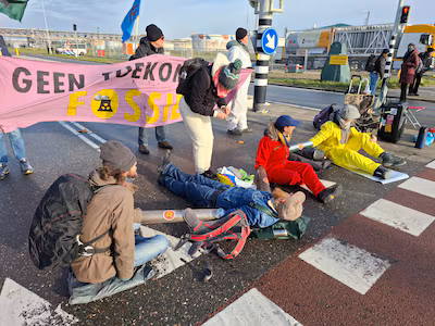 activisten-van-extinction-rebellion-bij-shell-pernis.avif