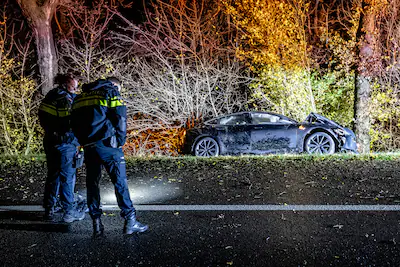 agenten-nemen-de-schade-op-van-een-crash-bij-wijchen.webp