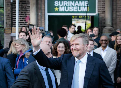 amsterdam-koning-willem-alexander-verlaat-het-suriname-museum-de-opening-vond-plaats-precies-vijftig.webp
