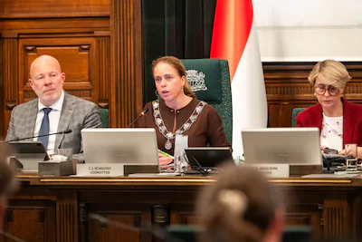 ar20251113-2931-burgemeester-carola-schouten-in-actie-in-de-gemeenteraad-op-het-stadhuis-in-rotterda.webp