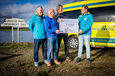 ar20251120-3770-de-ijsvogel-overhandigt-een-cheque-aan-stichting-ambulance-wens-foto-frank-de-roo.webp