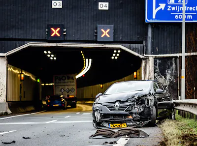 bij-de-ingang-van-de-tunnel-heeft-een-aanrijding-plaatsgevonden.webp