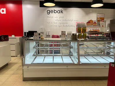 de-gebaksvitrines-bij-de-hema-in-dordrecht-zijn-leeg.webp