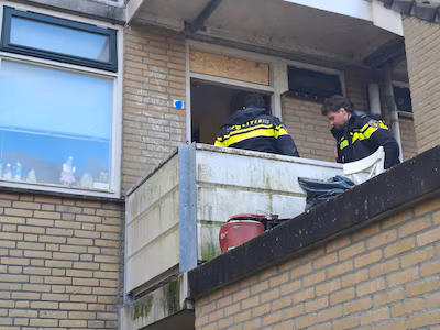 de-politie-doet-dinsdag-nader-onderzoek-na-de-aanslag-op-deze-woning-en-die-ernaast.avif