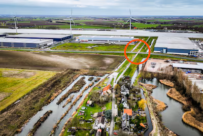 de-wieldrechtse-zeedijk-in-dordrecht-op-de-kruising-met-de-aquamarijnweg-komt-een-hek-de-bouw-van-he.avif