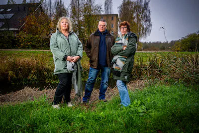 deze-bewoners-van-de-stotvalkensteinsedijk-in-poortugaal-gaan-in-protest-tegen-windmolens-foto-frank.webp