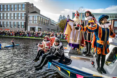 ed20231116-0019-helmond-sinterklaas-is-per-boot-aangekomen-in-helmond-hij-wordt-opgewacht-door-veel.webp