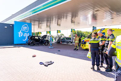 een-automobilist-heeft-een-andere-auto-geramd-bij-de-bp-ridderkerk-na-een-achtervolging.webp