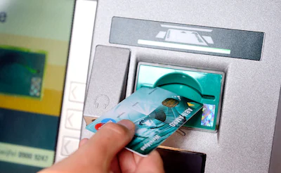 een-bankpas-van-de-abn-amro-bank-in-een-pinautomaat.webp