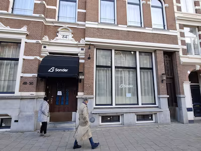 een-stel-ziet-verbaasd-dat-het-hotel-in-de-van-vollenhovenstraat-dicht-is.avif