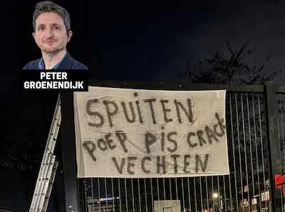 een-van-de-spandoeken-die-werden-opgehangen-aan-een-voetbalkooi-bij-de-rochussenstraat.webp