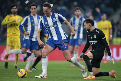 epa12543372-fc-porto-player-luuk-de-jong-l-in-action-against-sintrense-goalkeeper-rodrigo-santos-r-d.webp