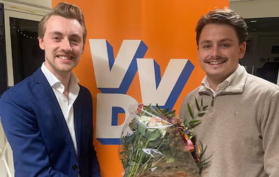 fractievoorzitter-michiel-borst-l-feliciteert-timo-ringlever-r-met-zijn-benoeming.avif
