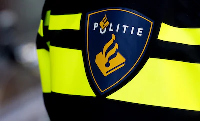 groningen-politielogo-op-het-operationeel-uniform-van-een-agent-politie-politieagent-anp-xtra-koen-v.webp
