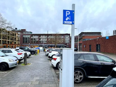 het-betaald-parkeren-in-het-centrum-van-ridderkerk-wordt-binnenkort-vervangen-door-een-blauwe-zone.webp