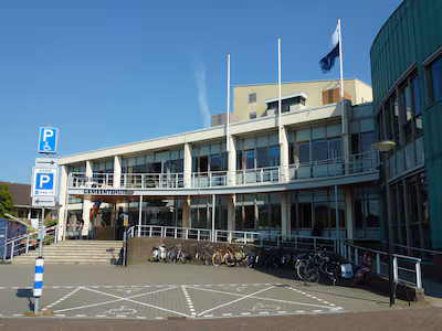 het-gemeentehuis-van-barendrecht.avif