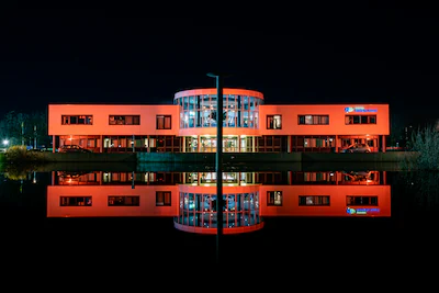 het-verlichte-gemeentehuis-in-maasdam.webp