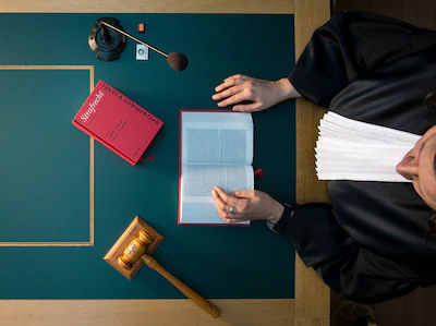 illustratie-een-rechter-met-wetboek-in-de-rechtzaal-anp-roos-koole.webp