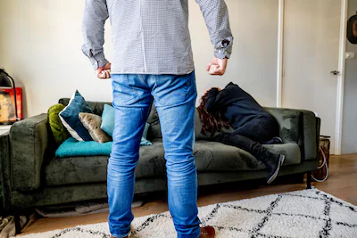 ilustraief-huiselijk-geweld-een-zit-angstig-in-haar-huis-met-een-agressieve-man-robin-utrecht.webp