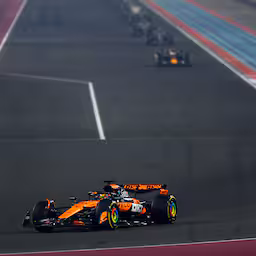 live-f1-verstappen-aan-de-leiding-bij-gp-qatar-na-vroege-safetycar.jpg