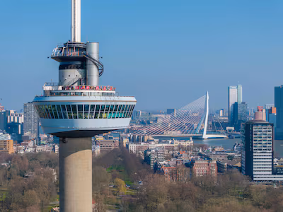 luchtfoto-van-de-euromast-in-rotterdam-met-de-erasmusbrug.avif
