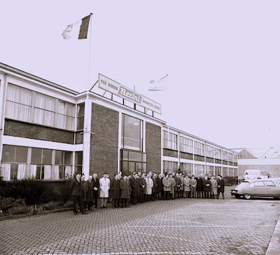 nieuwe-raadplaat-rvt-15-11-2025-berinidfabriek-in-1967-buitenzijde-van-fabriek-van-pluvier-anker-mot.avif