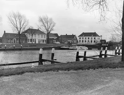 nieuwe-raadplaat-rvt-22-11-2025-voorne-putten-het-verdwenen-dorp-nieuwesluis-aan-het-kanaal-door-voo.webp