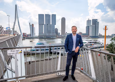 nvs-wilbert-lek-bij-de-erasmusbrug-in-rotterdam.avif