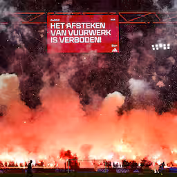 opnieuw-duel-ajax-stilgelegd-na-massaal-vuurwerk-wat-hier-gebeurt-kan-niet.jpg