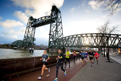rotterdam-de-30ste-editie-van-de-dsw-bruggenloop-rotterdam-ongeveer-12-000-deelnemers-deden-mee-aan.webp
