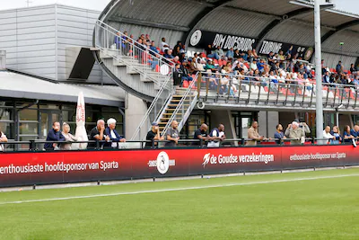 rotterdam-voetbal-sfeer-illustratie-tribune-supporters-tijdens-de-wedstrijd-jong-sparta-acv-assen-bi.webp
