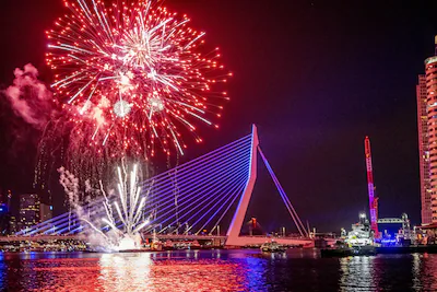 rotterdam-vuurwerk-show-boven-de-erasmusbrug-tijdens-de-tweededag-van-de-45e-wereldhavendagen-behalv.webp