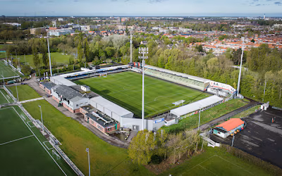 serie-afgekocht-adr-jg20240409-0004-dordrecht-exterieur-van-stadion-fc-dordrecht-aan-de-kromendijk.avif