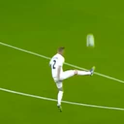 Video | Sloveen lobt de bal met volley van twintig meter over eigen doelman heen