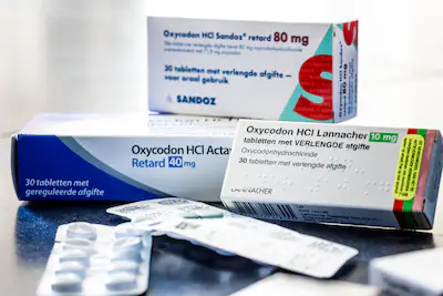 st-serie-afgekocht-online-geplaatst-en-betaald-illustratief-pillen-van-de-zware-pijnstiller-oxycodon.webp