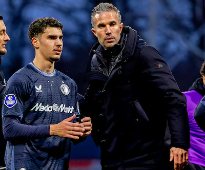 telstar-feyenoord-seizoen-2025-2026-robin-van-persie-met-zoon-shaqueel-na-afloop-foto-pim-ras.webp