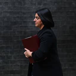 VK scherpt asielbeleid flink aan: kortere asielstatus en steun onder voorwaarden