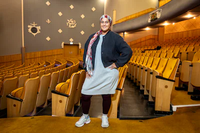 vlaardingen-stadsgehoorzaal-met-nassima-elidrissi-een-vrouw-die-nieuwe-theater-bezoekers-moet-werven.webp