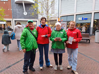 voor-de-tweede-kamerverkiezingen-flyerden-groenlinks-en-de-pvda-wel-samen-in-het-centrum-van-spijken.avif