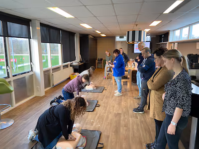 vrijwilligers-van-atc65-krijgen-een-ehbo-en-reanimatiecursus-van-het-rode-kruis-afdeling-hengelo-bor.avif