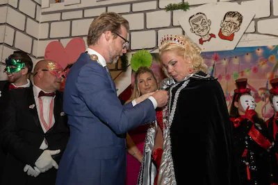 wethouder-maarten-burggraaf-installeert-gabrielle-sponselee-lemans-als-nieuwe-prinses-carnaval.webp
