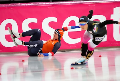 12-12-2025-schaatsen-isu-world-cup-4-hamar-suzanne-schulting-ned-valt-op-de-500m-bij-de-vrouwen-duri.jpeg