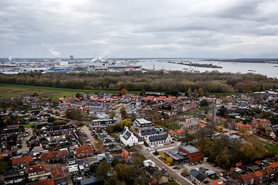 1764597035_moerdijk-een-dronefoto-van-moerdijk-met-op-de-achtergrond-de-haven-en-industriegebied-de-gemeenteraa.webp