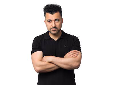 1766435585_deventer-11-05-2021-portret-van-ozcan-akyol-voor-zijn-column-in-het-ad-foto-joost-hoving.avif